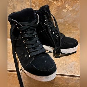 Mid-low top black sneaker